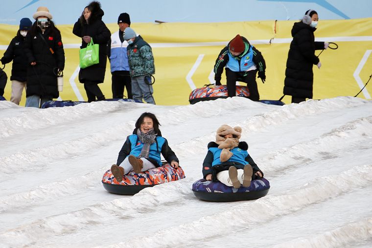 残疾人进“鸟巢”畅享冰雪运动乐趣(图1)