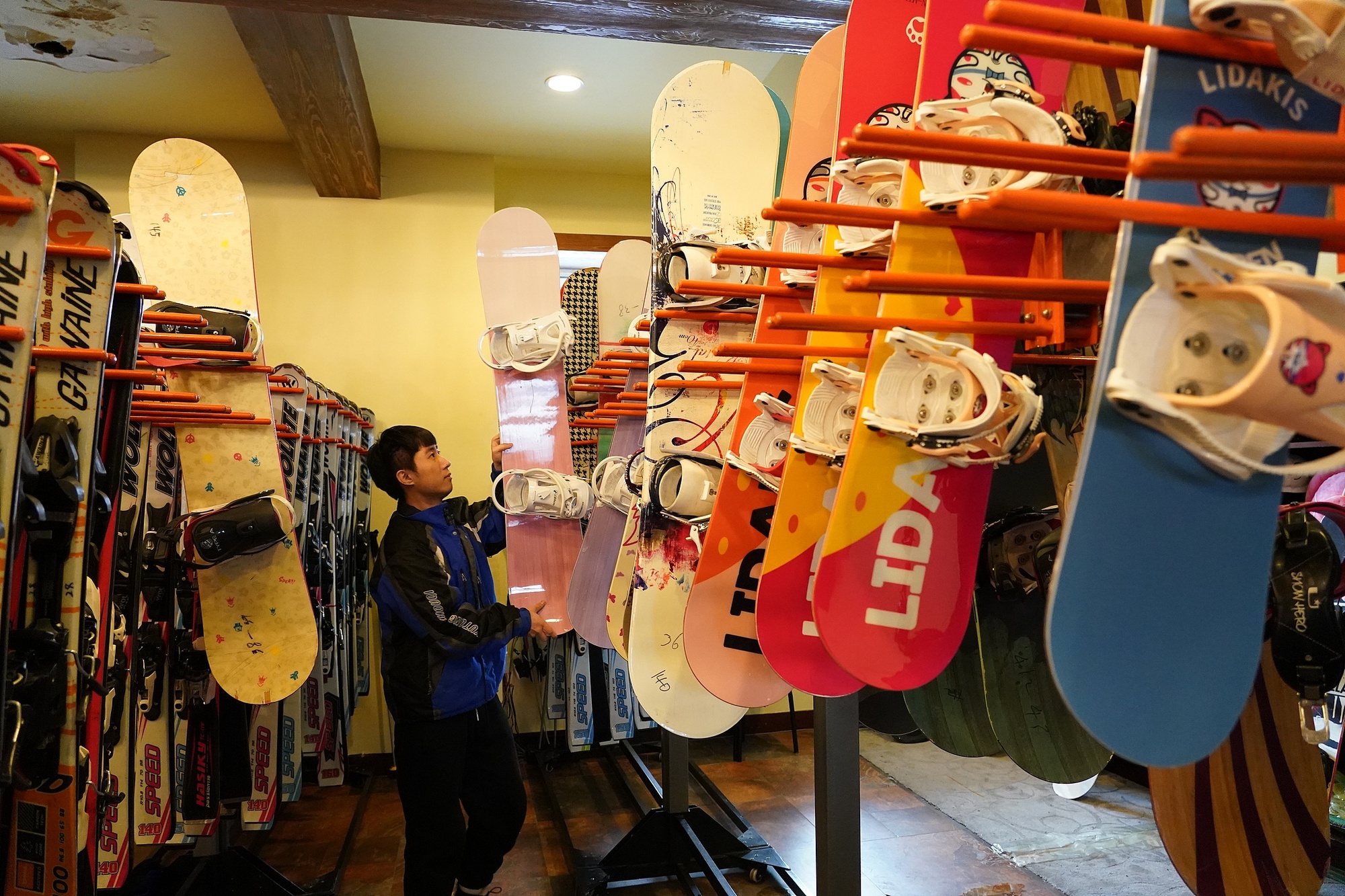 一习话·冰雪春天丨“发展冰雪产业丰富群众赛事活动”(图3)