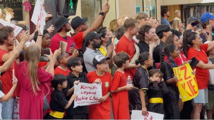 记者手记：见证成龙传递火炬残奥会开幕式会场外巴黎也很热情(图1)