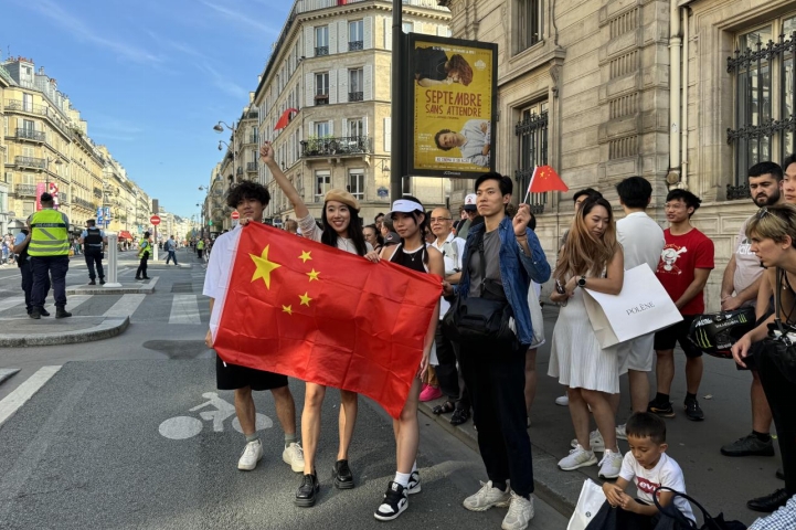 记者手记：见证成龙传递火炬残奥会开幕式会场外巴黎也很热情(图2)