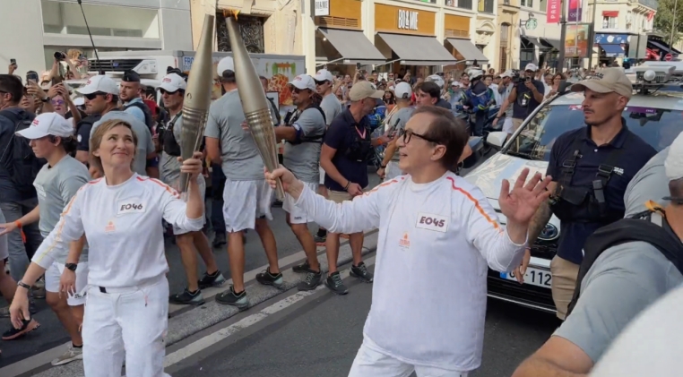 记者手记：见证成龙传递火炬残奥会开幕式会场外巴黎也很热情(图4)