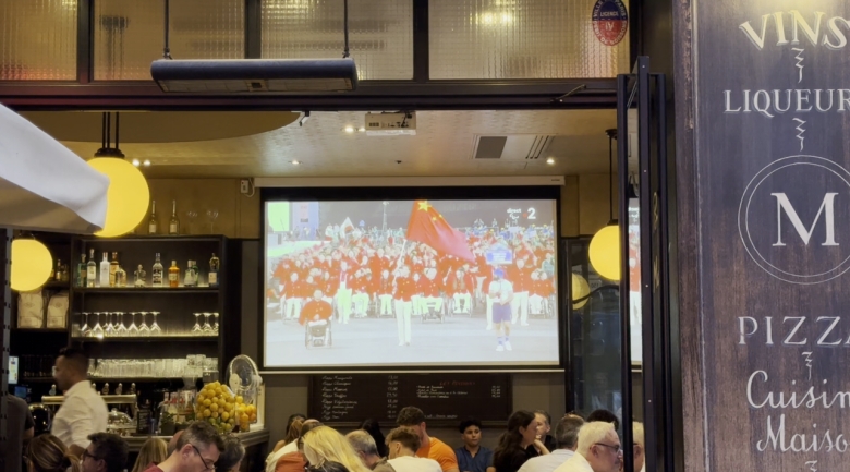 记者手记：见证成龙传递火炬残奥会开幕式会场外巴黎也很热情(图6)