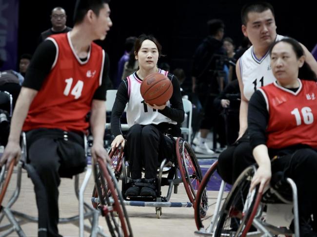 球盟会入口：北京轮椅篮球队亮相CBA赛场 演绎速度与激情(图2)