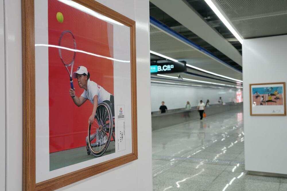 迎残特奥会体育主题摄影展在广州地铁磨碟沙站展出(图2)