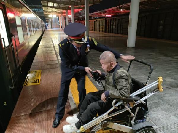 K4021次列车：温情守护助力轮椅旅客畅行