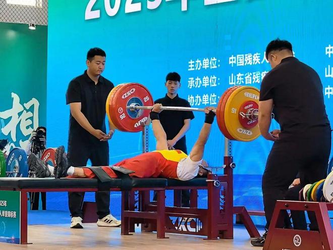 新华社 全国残疾人举重锦标赛刷新两项全国纪录