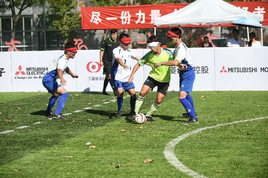球盟会：残疾人运动员破亚洲纪录赛后与对手相拥庆祝