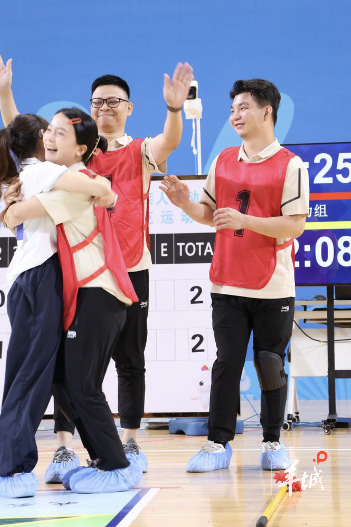 球盟会入口：全国残特奥会旱地冰壶（大众）测试赛在穗开赛“冰上围棋”火热竞技(图2)