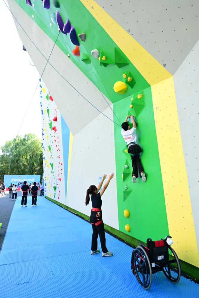 奋力向上！中国首次举办全国性残疾人攀岩竞赛(图2)