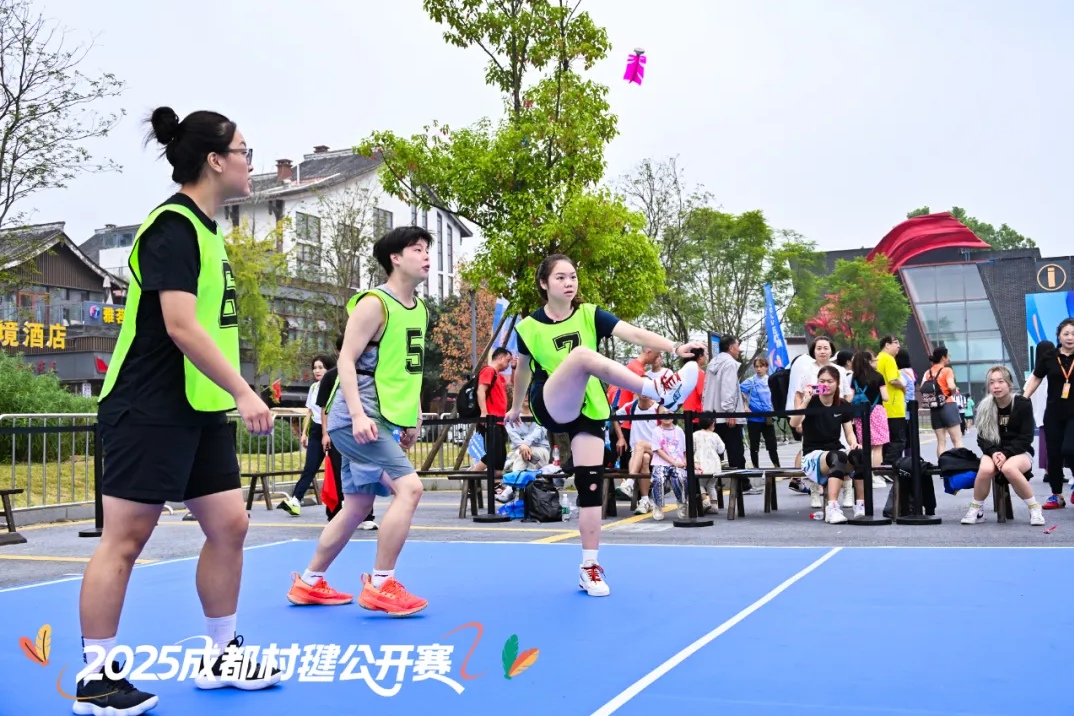 球盟会：2025成都村毽公开赛启幕 绘就乡村运动与丰收共舞新图景(图2)