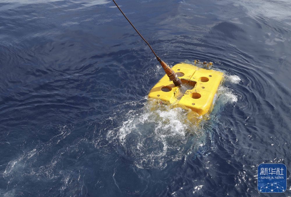 深海逐梦燃“冰”成炬！1500米深海采集的全运火种今日点燃(图4)