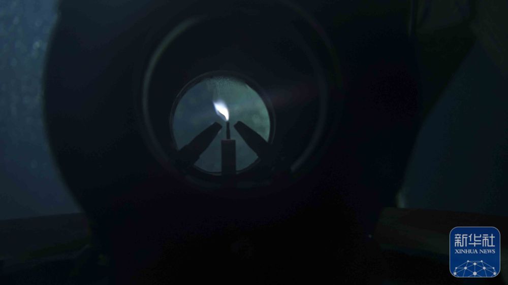 深海逐梦燃“冰”成炬！1500米深海采集的全运火种今日点燃(图8)