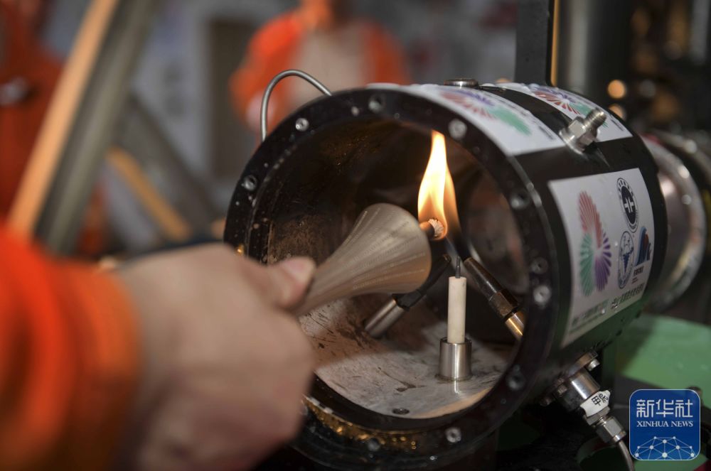 深海逐梦燃“冰”成炬！1500米深海采集的全运火种今日点燃(图11)