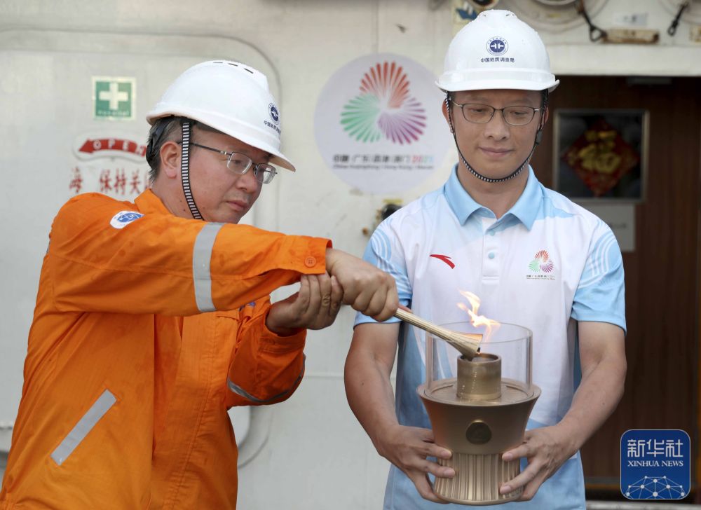 深海逐梦燃“冰”成炬！1500米深海采集的全运火种今日点燃(图12)