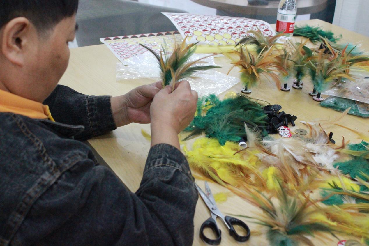 球盟会：成都双流：残疾人手工体育用品签三方合作 打通“体育+助残”新路径(图2)