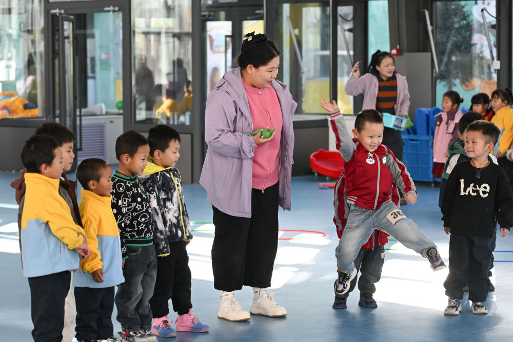 新华鲜报·“十四五”亮点输送5500万人才！中国建成规模最大且高质量教育体系