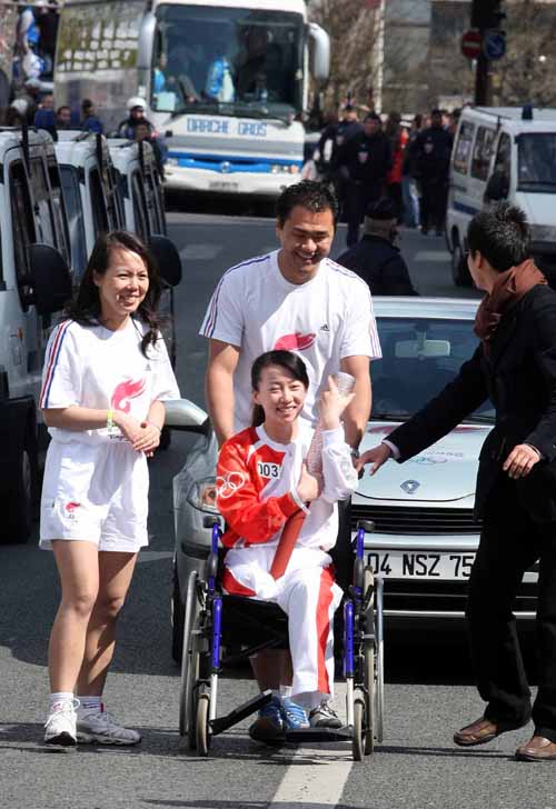 球盟会：残疾火炬手誓死捍卫奥运圣火(图2)