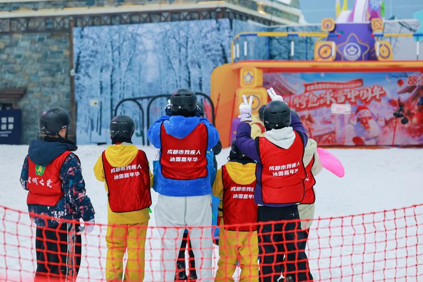 阳光冰雪路 梦想共飞扬 2025年成都市残疾人冰雪季活动在都江堰市举行(图2)