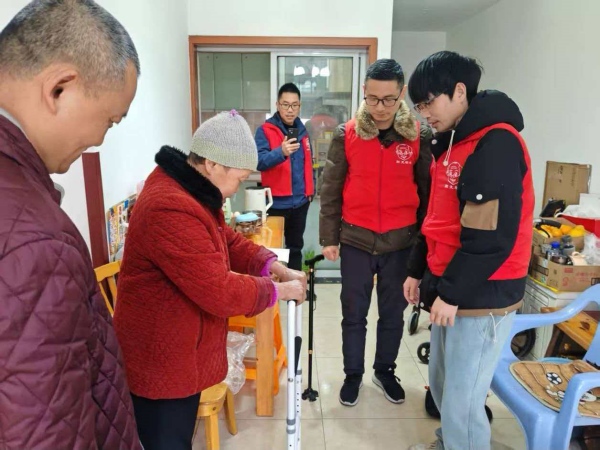 南岸区：“物质+服务”适老化改造暖民心