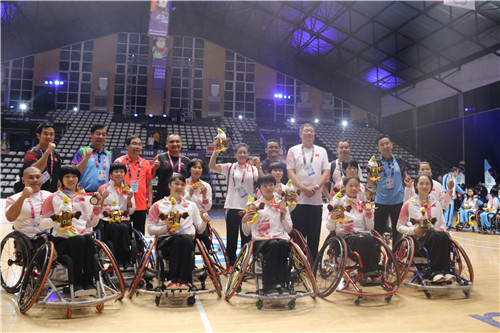 一个决赛倒数第一一个赛前打5针封闭北京冬奥冠军们到了米兰经历了真实竞技江湖的残酷考验