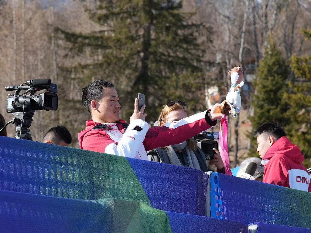越坚持越幸运——记米兰冬残奥会残奥单板滑雪冠军武中伟