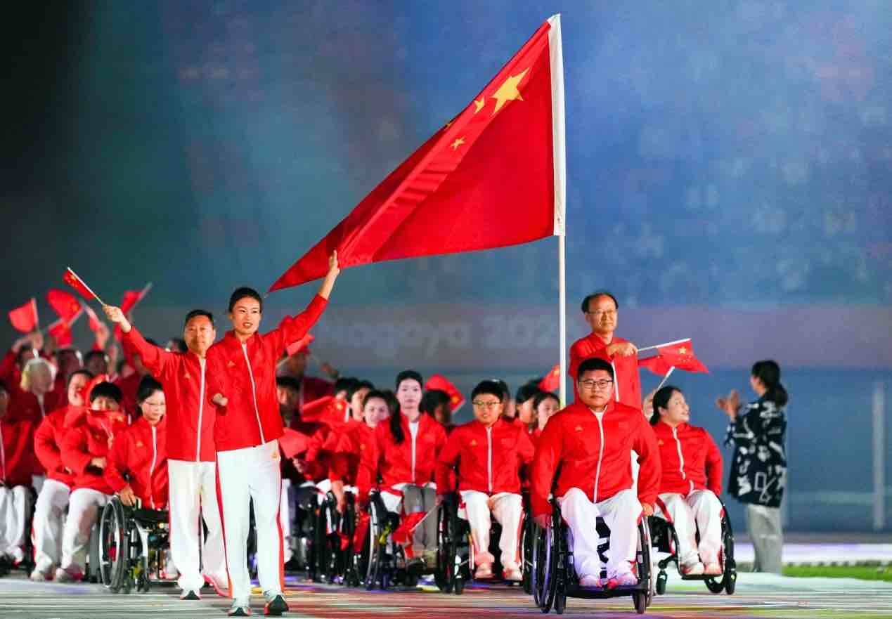 李羽洁高擎五星红旗入场山东16名运动员征战第五届亚残运会